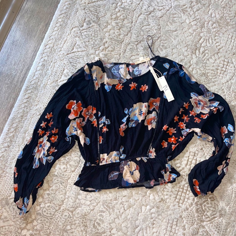 Slightly cropped blouse with elastic hem waist